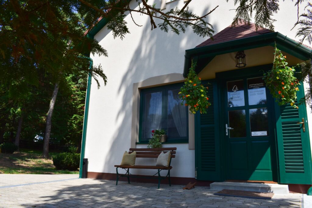 Csiszárhegyi Vadászház Karád - főbejárat